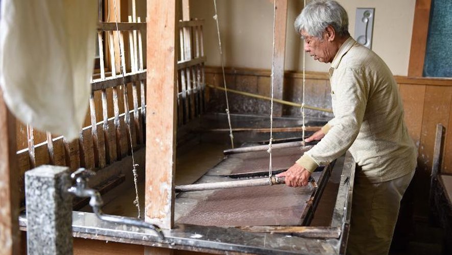 Teizo Takano un artisan façonne à la main le "washi" dans son atelier à Ogawa, proche de Tokyo le 2 juin 2015