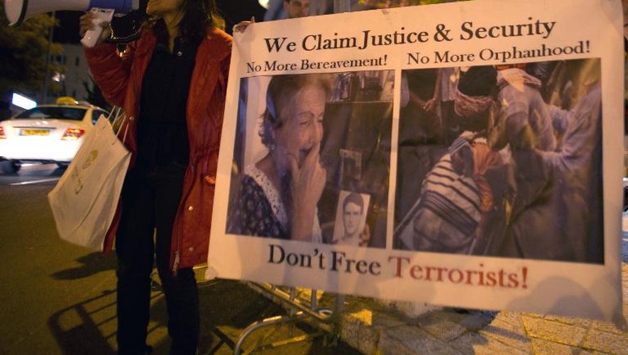 Des Israéliens manifestent contre la libération de prisonniers palestiniens à Jerusalem le 31 mars 2014
