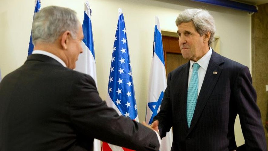 Le secrétaire d'Etat américain John Kerry  (droite) est accueilli par le Premier ministre israélien Benjamin Netanyahu à Jérusalem le 31 mars 2014