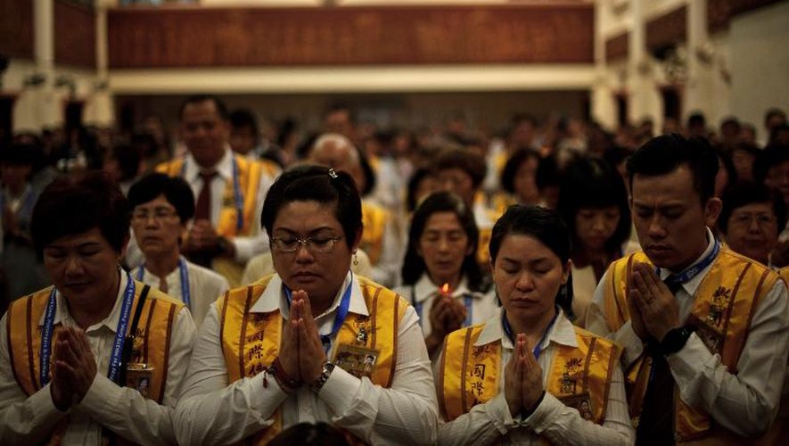 Des bouddhistes malaisiens prient pour les disparus du vol MH370 à Kuala Lumpur le 31 mars 2014