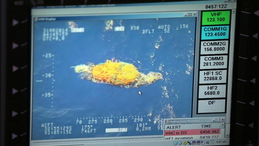 Une photo d'un ordinateur montre des débris flottant dans l'Océan indien le 31 mars 2014