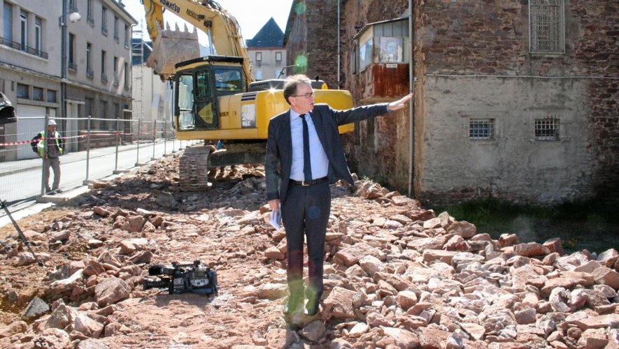 Le maire Christian Teyssèdre a tenu à être présent pour la démolition du mur de l’ancienne prison du quartier Combarel, dévoilant ainsi de nouvelles perspectives pour ce quartier en mutation.