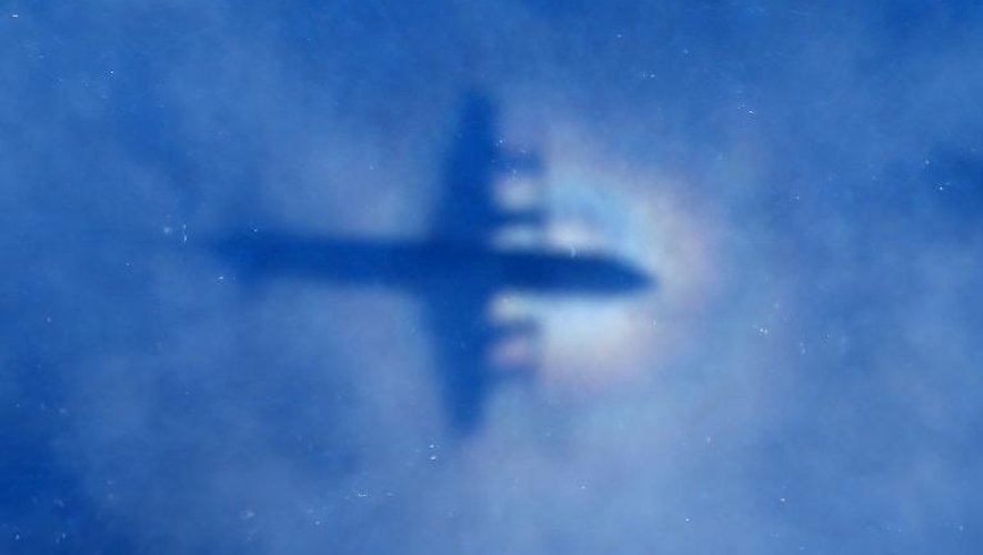 L'ombre d'un  avion de la Royal New Zealand Air Force au-dessus de l'Océan Indien le 31 mars 2014