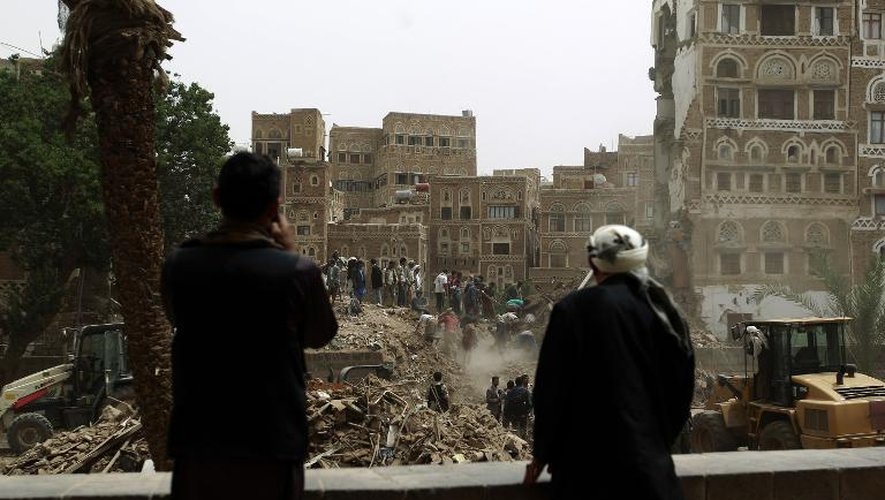 Des Yéménites cherchent des survivants, le 12 juin 2015, dans les décombres de maisons détruites dans un quartier de la vieille ville de Sanaa classé au patrimoine mondial de l'humanité