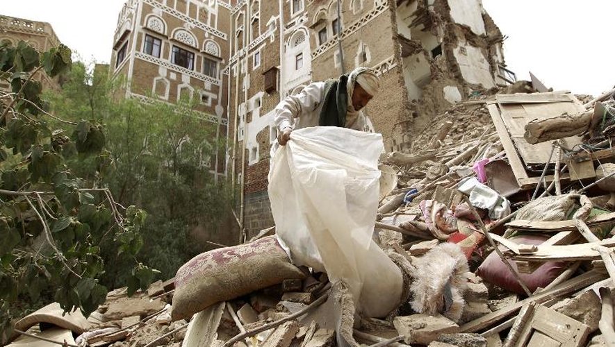 Des Yéménites cherchent des survivants dans les décombres d'un site figurant sur la liste du patrimoine mondial de l'Unesco dans la vieille ville de Sanaa le 12 juin 2015