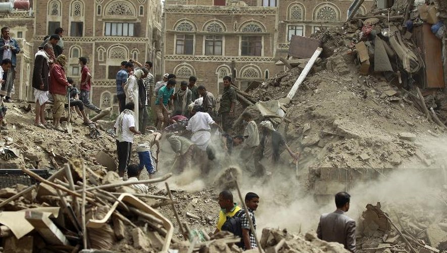 Des Yéménites cherchent des survivants, le 12 juin 2015, dans les décombres de maisons détruites, dans un quartier de la vieille ville de Sanaa classé au patrimoine mondial de l'humanité