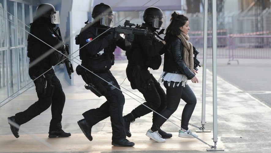 Des policiers français prennent part à un exercice de simulation d'un attentat au Stadium de Toulouse, le 14 avril 2016, en vue de l'Euro-2016