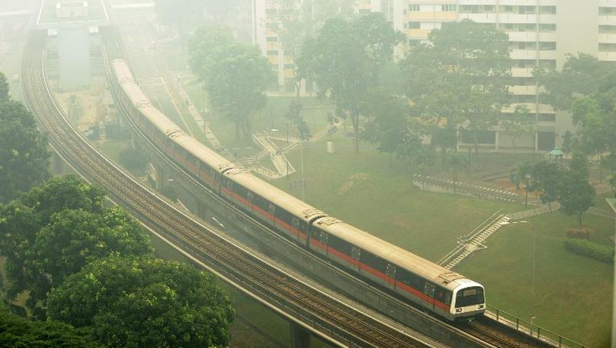 Un train à Singapour, complètement polluée, le 21 juin 2013
