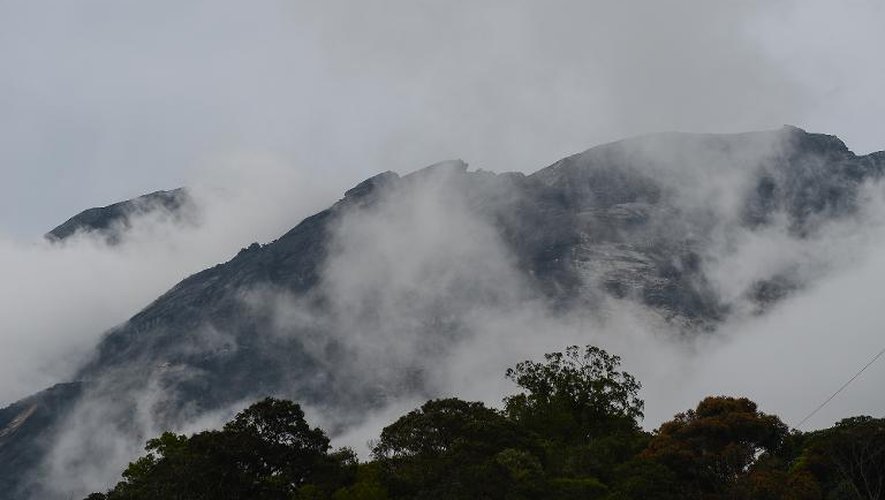 Le Mount Kinabalu dans la brume au lendemain au seisme de Kundasang dans le district de Ranau en Malaisie le 6 juin 2015