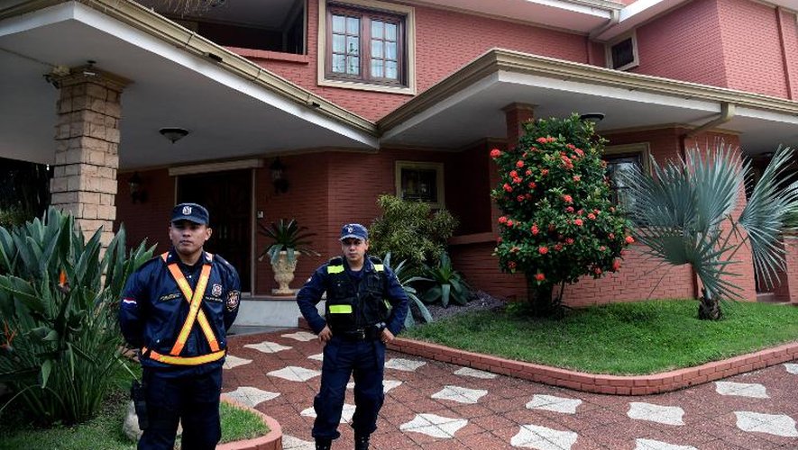 Des policiers devant la maison de l'ancien président de la Conmebol Nicolas Leoz, à Asuncion au Paraguay, le 2 juin 2015