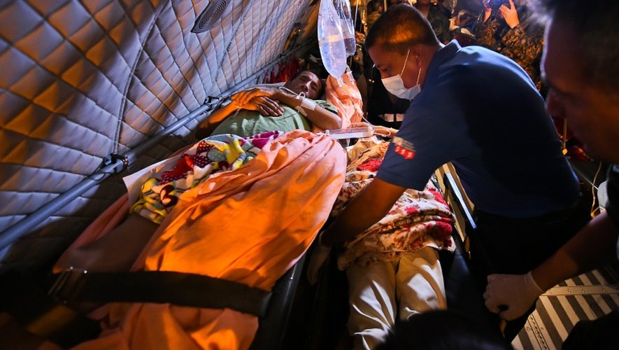 Des blessés évacués par avion militaire le 19 avril 2016 à Manta en Equateur