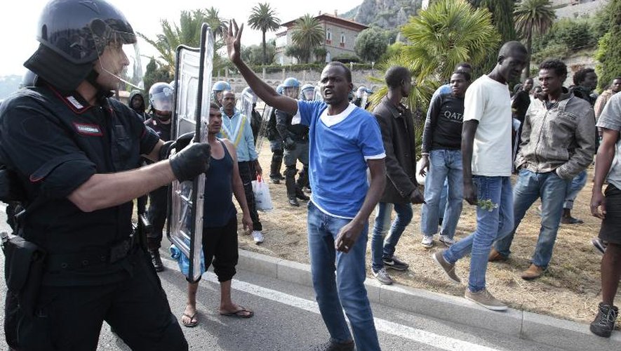 La police italienne disperse les migrants rassemblés au poste-frontière italien de Vintimille, le 13 juin 2015