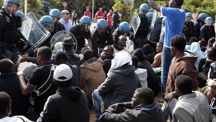 La police italienne disperse les migrants rassemblés au poste-frontière italien de Vintimille, le 13 juin 2015