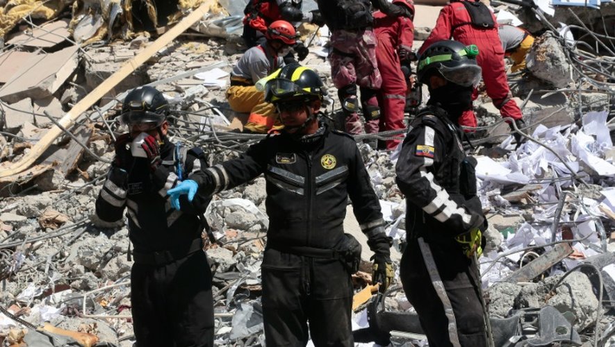 Des secouristes au milieu des décombres le 19 avril 2016 à Portoviejo en Equateur