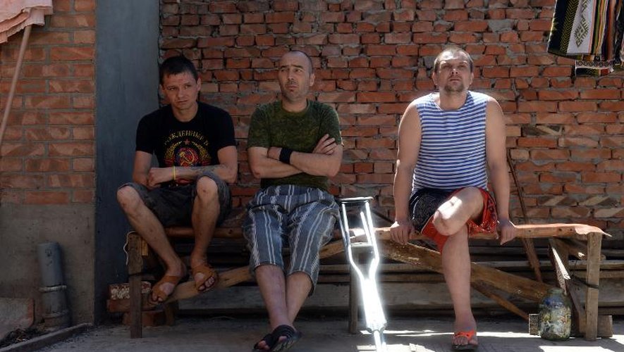 D'anciens combattants rebelles ukrainiens se tiennent sur un banc dans un centre médical russe de Rostov-sur-le-Don, à une centaine de km de la frontière ukrainienne, le 8 juin 2015
