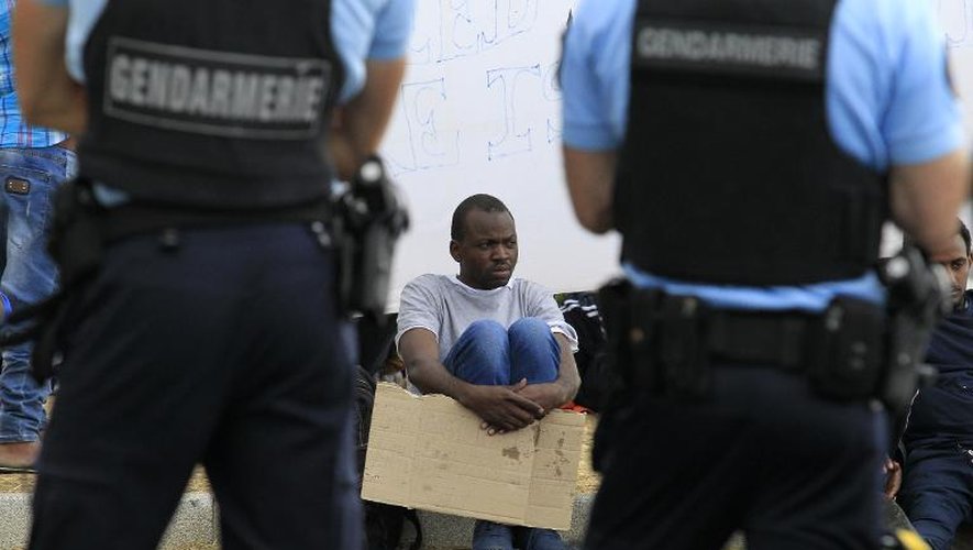 Des gendarmes bloquent l'accès au poste-frontière entre Vintimille en Italie et Menton à des migrants souhaitant passer en France, le 12 juin 2015