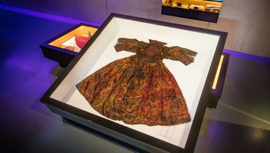 Photo fournie le 19 avril 2016 par le musée Kaap Skil d'une robe en soie datant du 17e siècle, faisant partie de l'exposition "Garde Robe" sur l'île de Texel aux Pays-Bas