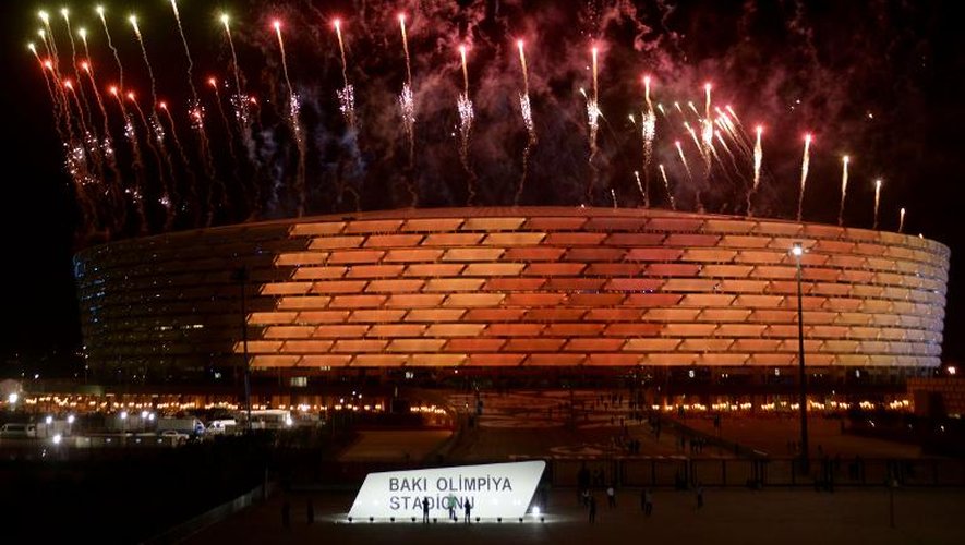 Le stade olympique de Bakou illuminé par les feux d'artifice pour l'ouverture des Jeux européens, le 12 juin 2015