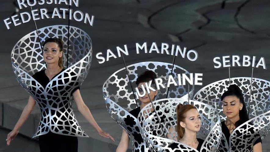 Des artistes affichent les noms des nations représentées aux Jeux européens au stade olympique de Bakou, le 12 juin 2015