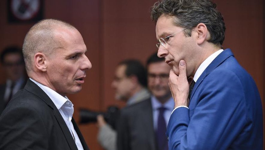 Le ministre grec des Finances Yanis Varoufakis (g) et le président de l'Eurogroupe Jeroen Dijsselbloem (d), ministre des Finances des Pays-Bas, le 11 mai 2015 à Bruxelles