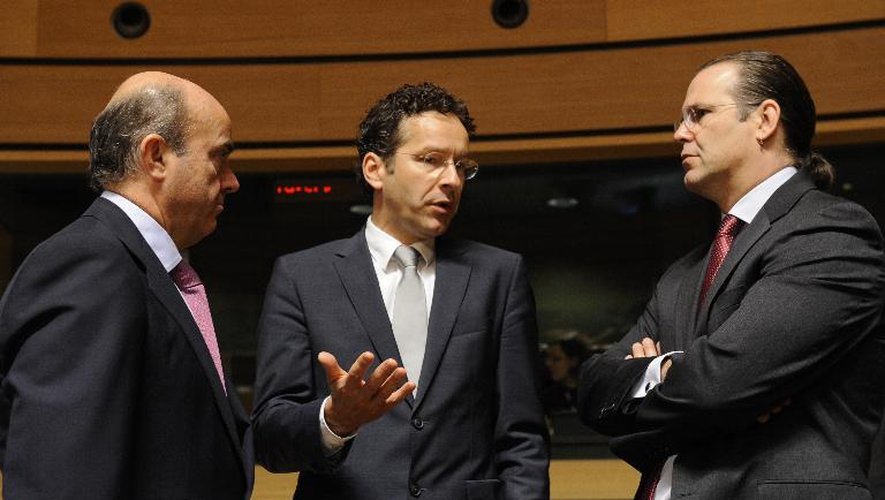 Le ministre espagnol des Finances, Luis de Guindos Jurados (g), le Néerlandais Jeroen Dijsselbloem, président de l'Eurogroupe (c), et le suédois Anders Borg, le 21 juin 2013 à Luxembourg