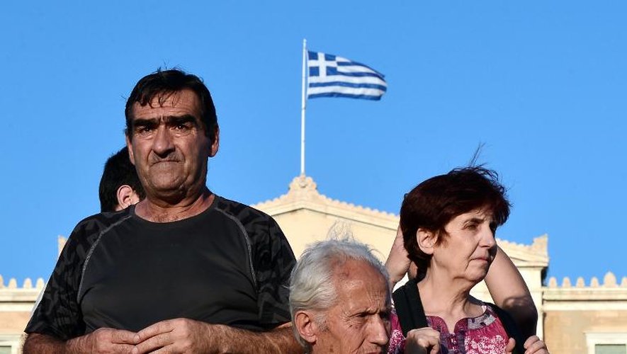 Des Grecs manifestent devant le Parlement à Athènes pour portester contre les exigences des créanciers de la Grèce, le 11 juin 2015