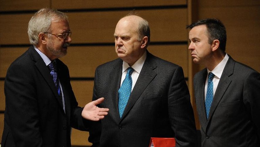 Le président de la Banque européenne d'investissement, Werner Hoyer (g), et le ministre irlandais des Finances Michael Noonan (c), le 21 juin 2013 à Luxembourg