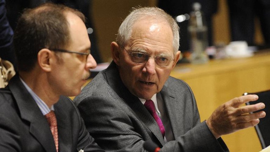Le ministre allemand des Finances, Wolfgang Schäuble (d), et un conseiller le 21 juin 2013 à Luxembourg
