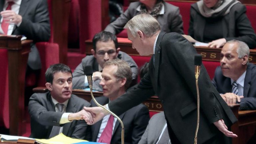 Poignée de mains entre Manuel Valls et Jean-Marc Ayrault à l'Assemblée nationale le 25 février 2014 à Paris