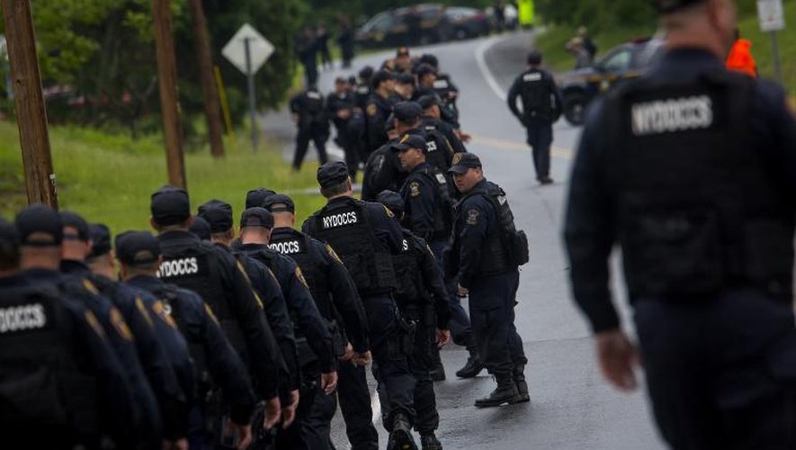 Plus de 800 policiers sont mobilisés dans la traque des évadés de la prison de Dannemora, comme ici dans la ville voisine de Cadyville, le 12 juin 2015, dans le nord de l'Etat de New York