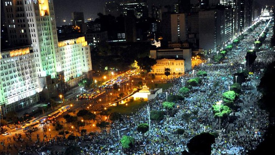 Une immense foule manifeste le 20 juin 2013 dans le centre de Rio