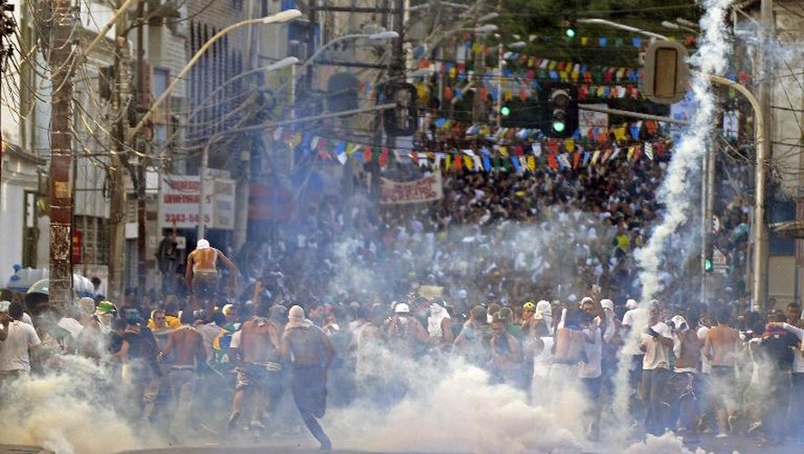 Des manifestants bloquent l'accès à un stade à Salvador de Bahia le 20 juin 2013
