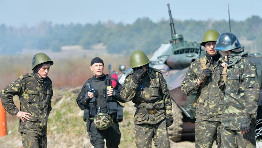 D'anciens contestataires pro-européens sont aujourd'hui réservistes dans l'armée ukrainienne et s'entraînent, près de Kiev le 31 mars 2014