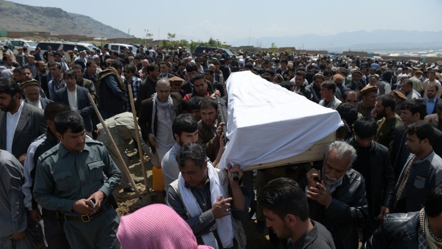 Funérailles le 20 avril 2016 à Kaboul de l'une des victimes de l'attentat commis la veille dans la capitale afghane