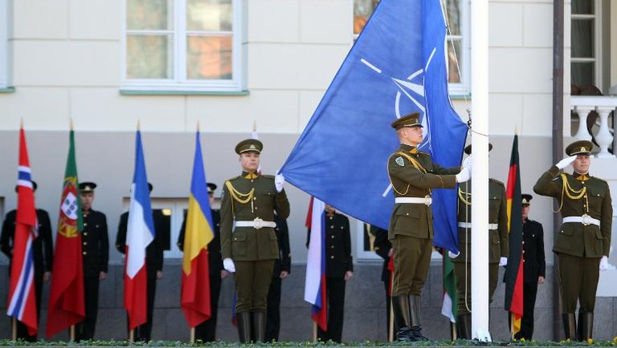 Un drapeau de l'Otan est hissé, à Vilnius le 29 mars 2014