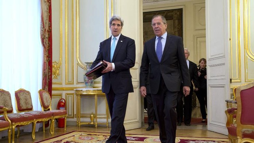 Pourparlers entre le secrétaire d'Etat américain John Kerry et le ministre russe des Affaires étrangères Sergei Lavrov, à Paris le 30 mars 2014