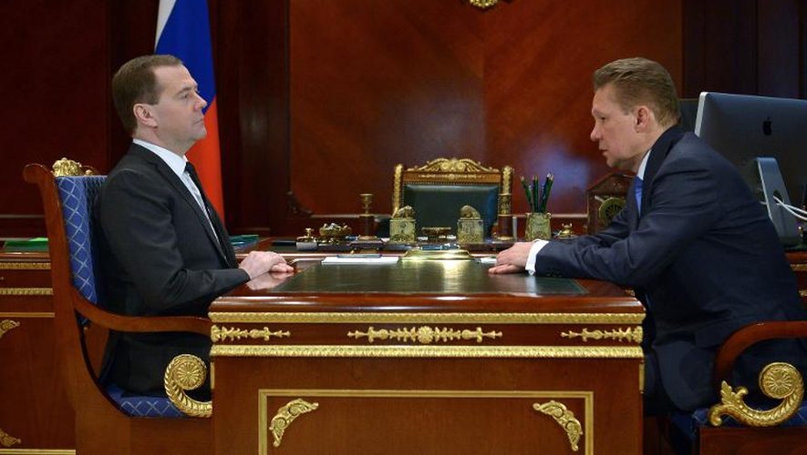 Le Premier ministre russe Dmitri Medvedev (g) reçoit le patron de Gazprom Alexeï Miller, le 4 mars 2014 près de Moscou