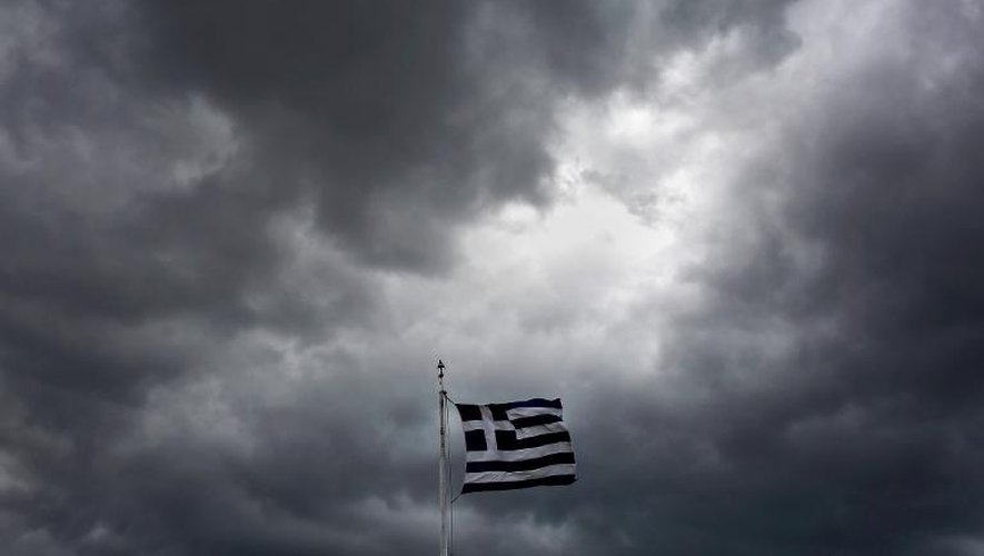 Le drapeau de la Grèce dans le ciel d'Athènes