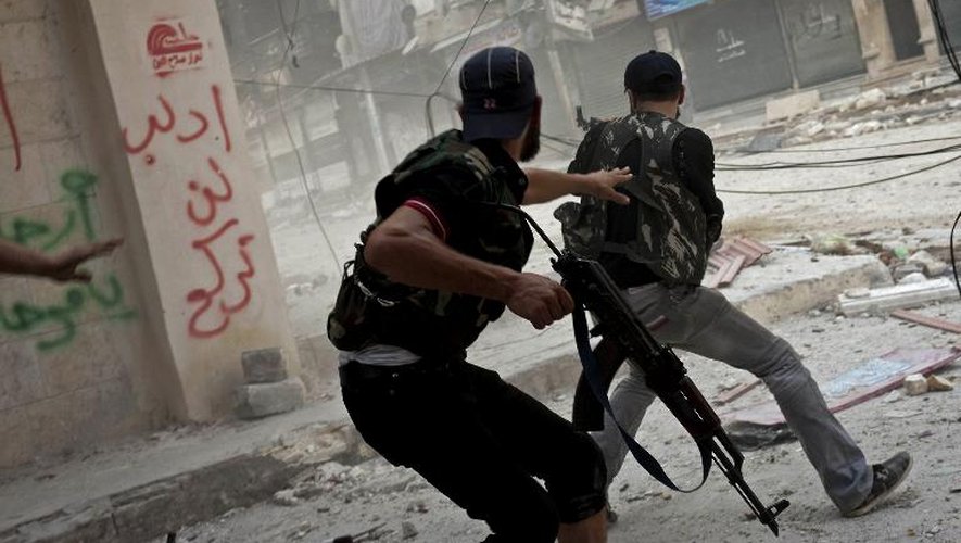 Un rebelle de l'Armée syrienne libre (ASL) combat dans une rue d'Alep, le 22 août 2012