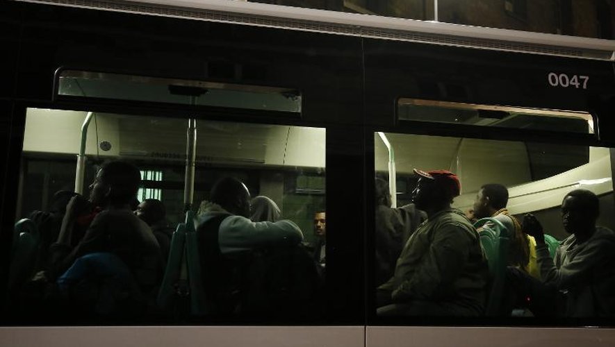 Des migrants sont évacués en bus d'une caserne désaffectée, le 11 juin 2015 à Paris