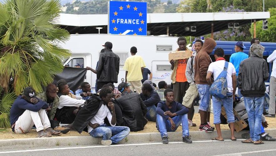 Des migrants arrivés à Vintimille, une ville italienne frontalière de la France, cherchent à poursuivre leur route vers le nord, le 12 juin 2015