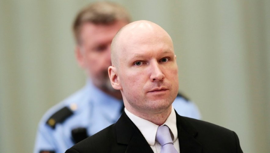 Anders Behring Breivik lors de son audience devant la cour de la prison le 18 mars 2016 à Skien en Norvège