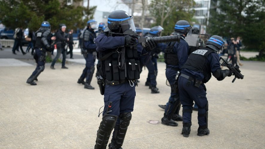 Des CRS affrontent les manifestants qui défilent contre la loi Travail, le 20 avril 2016 à Nantes
