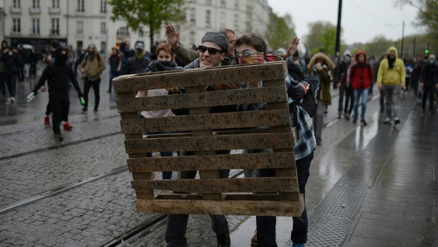 Des manifestants affrontent les forces de l'ordre, le 20 avril 2016 à Nantes