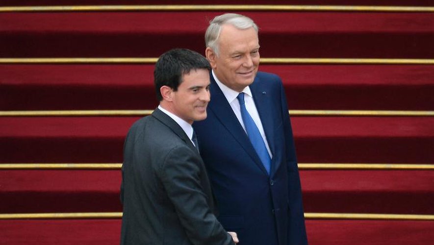 Manuel Valls, nouveau Premier ministre français qui succède à Jean-Marc Ayrault, devant les marches de l'Hôtel Matignon pour la cérémonie de passation de pouvoir le 1er avril 2014