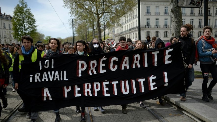 Des manifestants défilent contre la loi Travail à Nantes, le 20 avril 2016