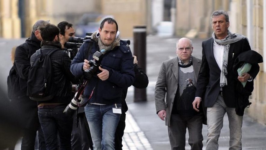 Henri Leclaire (2e à d) et son avocat Thomas Hellenbrand arrivent au tribunal pour le procès du tueur en série Francis Heaulme le 1er avril 2014 à Metz, dans l''est de la France