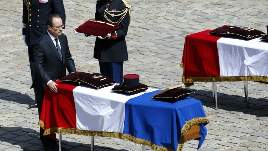 A Paris, le 20 avril 2016, François Hollande rend hommage aux trois soldats français tombés le 12 avril dans le nord du Mali