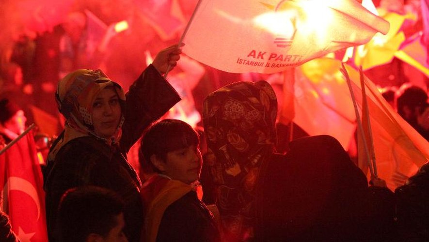 Des partisans de l'AKP célèbrent la victoire aux élections municipales à Istanbul le 30 mars 2014