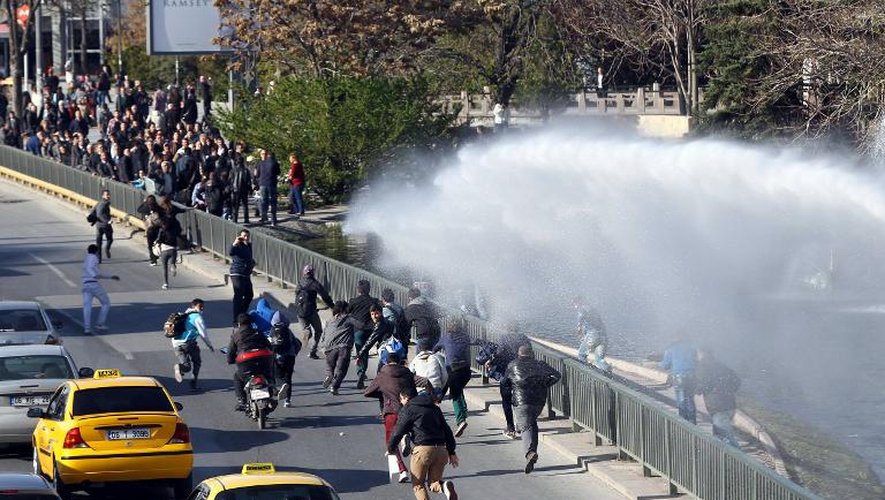 La police truc disperse des manifestants avec des canons à eau à Ankara le 1er avril 2014